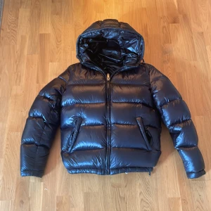 Zara puffer jacket  - Säljer denna virala Moncler kopian av Zara!🖤Den är i storlek S men passar både S och . Inga defekter,9/10 skick. Slutsålt överallt. Tveka inte skriva vid funderingar. Priset är ej hugget i sten!!