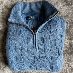 Ralph Lauren tröja - Säljer fet kabelstickad Ralph lauren quarterzip tröja i storlek S passar mer s-M😊. Jättebra för höst/våren