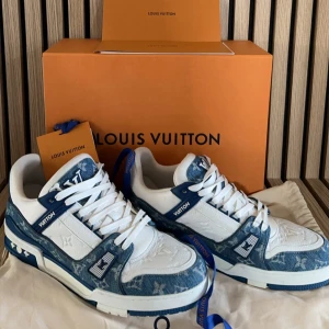 Louis Vuitton Trainers - Louis Vuitton Trainers Monogram Demin Blue  Storlek: LV10 (45-46) Skick: 8/10 Nypris: 12800kr  Pris: 7900kr Frakt: Hemlevererat spårbart📦  Tveka inte att höra av dig vid minsta frågan!