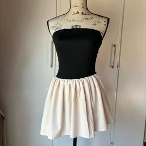 Coquette klänning - Superfin klänning som är använd endast en gång! 🤍      Vintage retro cyber y2k archive aesthetic coquette cottage old money aesthetic 00 70 80 90 2000 goth stockholm office siren