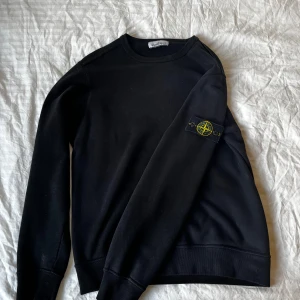 Stone island sweatshirt  - Stone island sweatshirt i storlek Medium utan skador. Skick 8/10. Hör öv dig vid minsta fråga😀 Äkta!