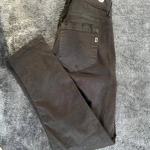 Dondup jeans - Säljer nu mitt par dondup jeans i modellen George det är i storlek 31, och är i bra skick förutom en lagning mellan benen, vid någon fundering är det bara att skicka ett pm, byten kan vara intressant.