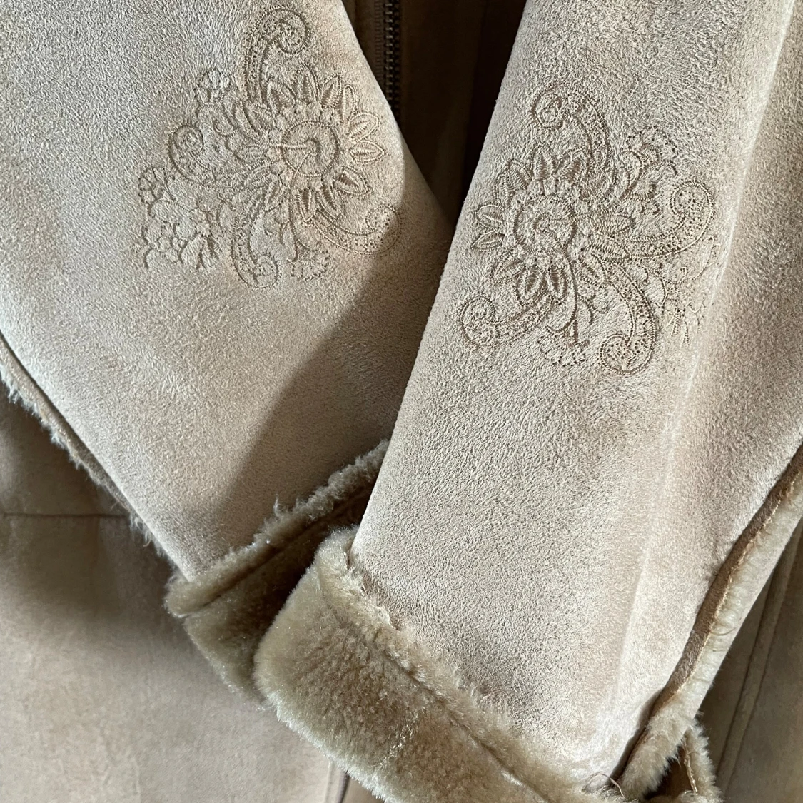 Beige jacka med huva och broderi - 90