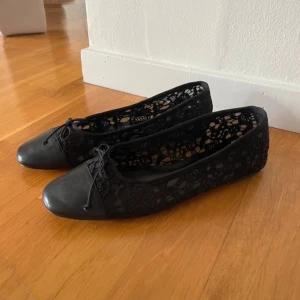 Ballerinaskor i spets  - Jag säljer nu mina söta ballerinaskor i spets. Endast använda två gånger, så de är som nya! Normala i storleken, skulle säga att de passar en 39/40. 
