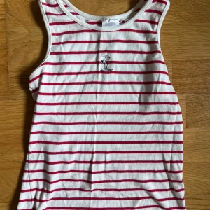 Snoopy tröja - Gullig Snoopy tröja i bra skick, från 2000-talet. Den har ett pyttelitet hål som gå att fixa, kolla bild. 💕