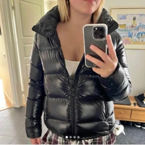 Helt ny colmar jacka! - Säljer denna skitsnygga dunjackan från colmar som är typ helt ny, jag har alla lappar, galge, skydd och påse! Har även kvitto! Köptes för 6000kr❤️också väldigt varm till vintern och höst💓 JAG BJUDER PÅ FRI FRAKT och rabatt när man köper med Swish ✅