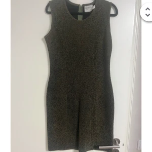 Klänning Lindex  - Mörkgrön klänning från Lindex. Lite tjockare material med dragkedja i ryggen. 