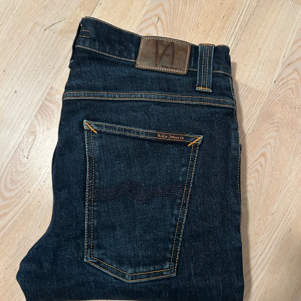 Säljer nu dessa trendiga och snygga Nudie jeans. Mycket bra skick och känns som helt nya, inga defekter eller liknande. Storlek W30 L32. Nypris: 1,600kr. Säljer nu för 499. Kontakta vid minsta fundering. Pris går att diskutera.. Jeans & Byxor.