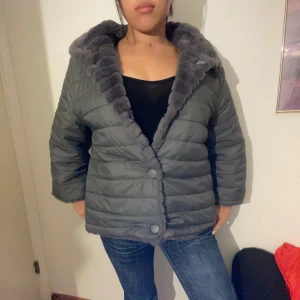 Hernoliknande fluffig pufferjacka - Vändbar hernoliknande trekvartsärmad pufferjacka i strl M🥰 Super skön (!) och lite tjockare vilket passar super bra nu när det börjar bli kallare☺️🍂 Lite för stor för mig som brukar använda XS men vill nästan ändå ha kvar den då den är så skön🙈