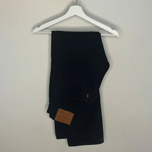Levis 501 - Snygga svarta Levis jeans 501 i storlek 30/30. Säljer för att de är för små. Hör av er vid frågor😊😊