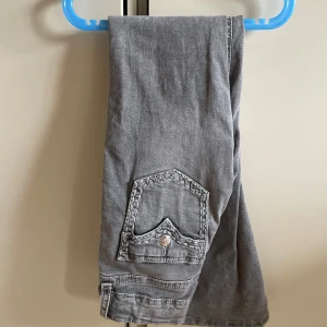 Gråa jeans  - Ett par jätte fina jeans från Gina Young, är i storlek 158 sitter bra på mig som är 163 cm lång, köpt för 2 veckor sen och har inte använt mycket bara 2-5 ggr. Säljer då det inte var min stil. Köpt för 400kr 