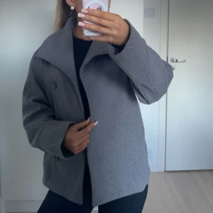 höst kappa - En perfket grå kappa nu till hösten!! Köpte den i vintras och har inte använt den, kontakta för mer information 🍂💕 Storleken är xs-s