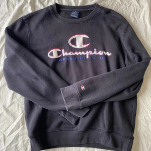 Champion tröja - Tröja/sweater från Champion, fint skick Storlek M men skulle säga att den även passar S! Unisex