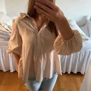 Söt blus - Väldigt fin blus, nästan helt oanvänd!