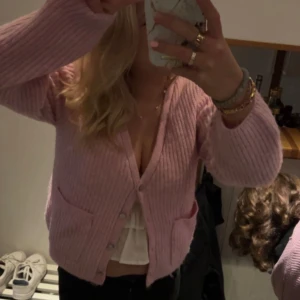 Rosa kofta💞💞🤩 - INTRESSEKOLLL!! På min fina rosa kofta från Lindex, som har två fickor i fram. Använd ett par gånger, storlek S. Jättefin med ett linne men även oxå ba sjökvaste koftan knäppt. 