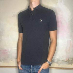 Grå Polo Ralph Lauren pike I Storlek M och modellen är 184 cm lång | Bra skick, 8/10 | Nypris 1 100 kr, bra pris på 339kr 