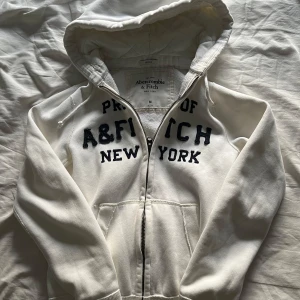 Abercrombie & Fitch tröja - Så fin men tyvärr lite stor på mig🫶Köpt second hand men inga defekter 