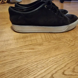 Lanvin - Ett par väl använda lanvins i uk 7 lacket har gott bort lite men syns it så mke och mockan är lite stel. Priset är ej hugget i sten !