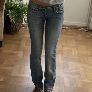 Lågmidjade jeans - Supersnygga lågmidjade jeans! I fint skick  Innerbenslängd- 83 cm Midjemått-35 cm rakt över