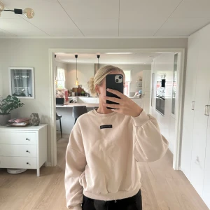 Beige sweatshirt  - Jättefin beige sweatshirt från Nelly, NLY trend. Använd fåtal gånger, fint skick. Storlek XS men passar mig bra som brukar ha S.💕