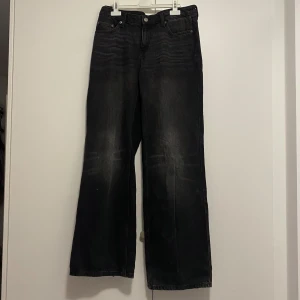 Svarta jeans från weekday - Baggy svarta jeans från weekday. Observera att dem är felsydda och ena benet är lite längre än andra, se bild. Därför sälja dem billigt. 