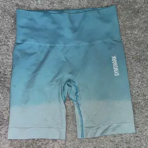 Ett par blå ombyte tränings shorts från Gymshark i storlek xs. Jättefint skick.