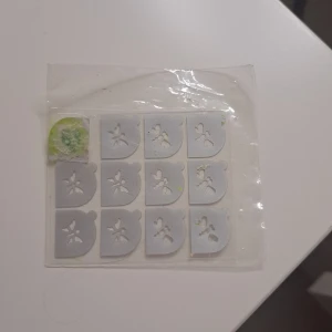 Nagelstenciler med blommönster - Säljer ett set med nagelklistermärke. Perfekt för att skapa unika nageldesigner hemma. Det är så enkla att använda. Bara placera dem på nageln och måla över med din favoritnagellack för att få ett snyg någel. Använt bara 1 av dem. 