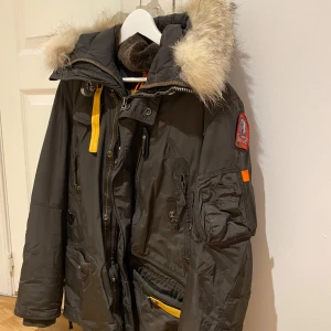 Parajumper vinterjacka  - Hej! Säljer min PJ vinterjacka den är som ny, finns inga fel på den. Använd endast en vinter. 