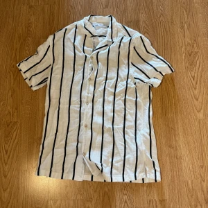 vit randig Zara skjorta  - Säljer min linne skjorta från Zara köpt i Palma och bra skick passar inte mig längre. Nypris 400, pris ej hugget i sten!