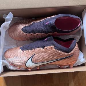 Nike Zoom Vapor 15 Elite Ag-PRO 🇪🇺 42 Skick: 7,5/10 (bara lite färg som lossnat på undersidan) Pris: 1199Kr