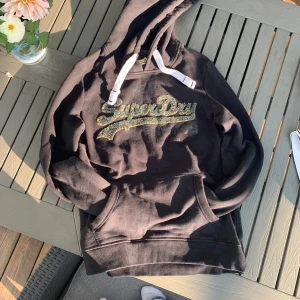 Svart Superdry Hoodie  - Den är normal i storlek och nästan aldrig använd förutom ett fåtal gånger