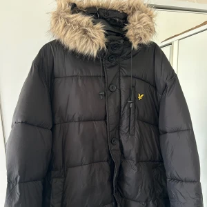 Dunjacka  - Säljer en nästintill oanvänd dunjacka ifrån Lyle & scott.  Nypris ca 2000 kr  Säljer för 899  
