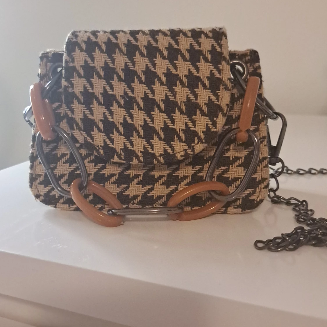 Rutig axelväska med kedjedetaljer