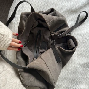 Anna Field väska - Grå Anna field väska i äkta läder. Perfekt att ha till skolan. Har använts mycket så därav lite sliten. 👜💞