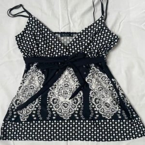 2000 tals cami knyttop  - Y2k cami knyttop som sitter jättefint storlek M men är mer som S