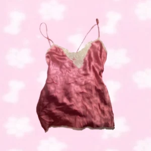 Vintage linne - Säljer detta virala linne från BodyChic ! Storlek S-M💞💞 Använd ca 3 ggr !! Silkigt material💞