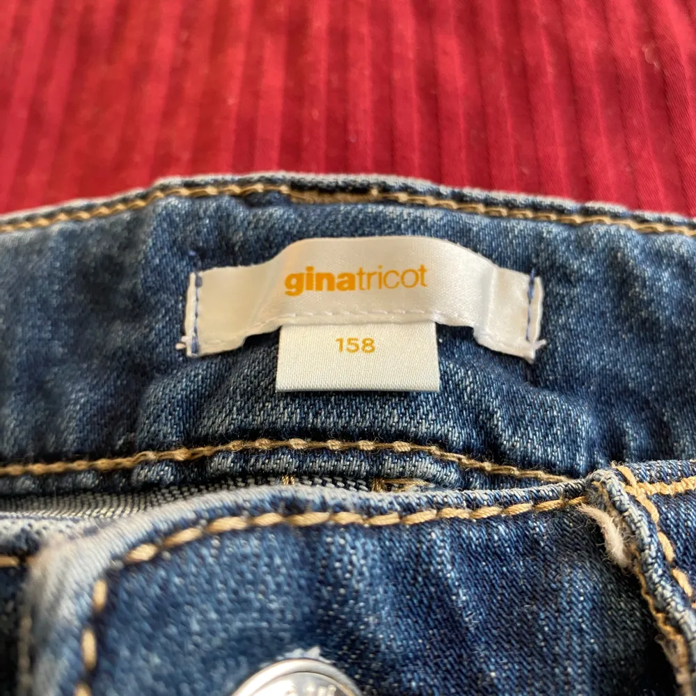 Säljer ett par snygga blå jeans från Gina Tricot i storlek 158. Använt ett flertal gånger och är i bra skick. Hör gärna av dig om pris eller fler bilder!!!💕. Jeans & Byxor.