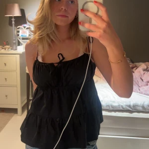 Svart topp  - Svart volanglinne från h&m. Super fint och basic linne som passar till det mesta!! Storlek 40 men passar mig som annars är S!!🤩