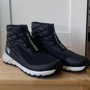 The North Face Skor / Stövlar  - Säljer dessa skor från North Face, endast använda 1 gång - så i mycket gott skick! Nypris ca 1200kr😊😊