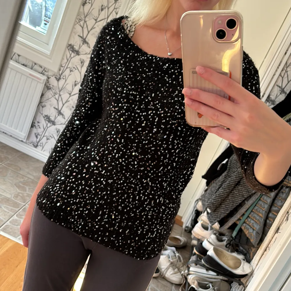 SUPERSNYGG glitter tröja från Vero Moda!! Kan användas som festtröja eller exempelvis på nyår🎉🍾 (på sista bilden kan ni se en inzoomad bild på hur glittret/paljetterna ser ut). Toppar.