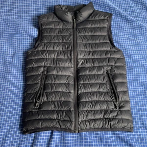 McKinley Väst  - Hej, säljer denna snygga i trendiga väst. Perfekt inför hösten. Nytt skick med inga skador. Om ni har några frågor så får ni gärna höra av er. Inte fast pris.