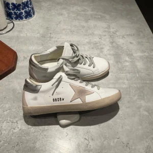 Golden goose - Skick 10/10. Postas inom 1 dag. Dunder pris, kontakta mig för info innan ni köper