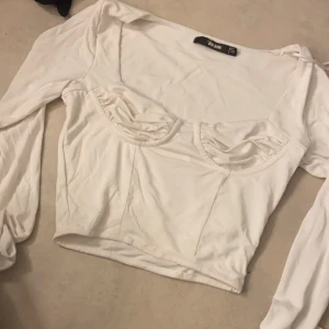 Tröja - Säljer vit bikbok tröja, strl xs💞