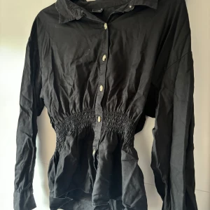 Blusskjorta - Den är köpt i Gina Tricot och är knappt andvänd, storlek 40