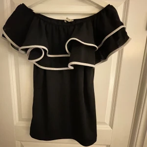 fin blus med volang - fin blus nästan aldrig använd , storlek M