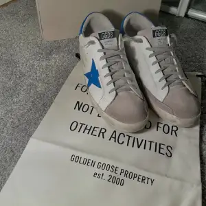 Säljer dessa feta golden goose💫 8/10 skick | storlek 44 | box, dustbag och autentiserings kort medföljer | tveka inte på att höra av dig om du har frågor 🌟🙌