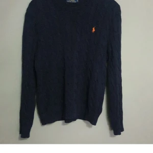 Polo tröja - Jag säljer min polo tröja helt ny oandvänd . Jag säljer för den pasade inte mig