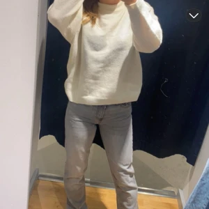 Grå jeans - Jag säljer dessa super fina jeansen från lager 157. Storlek xs och nypris är 400.
