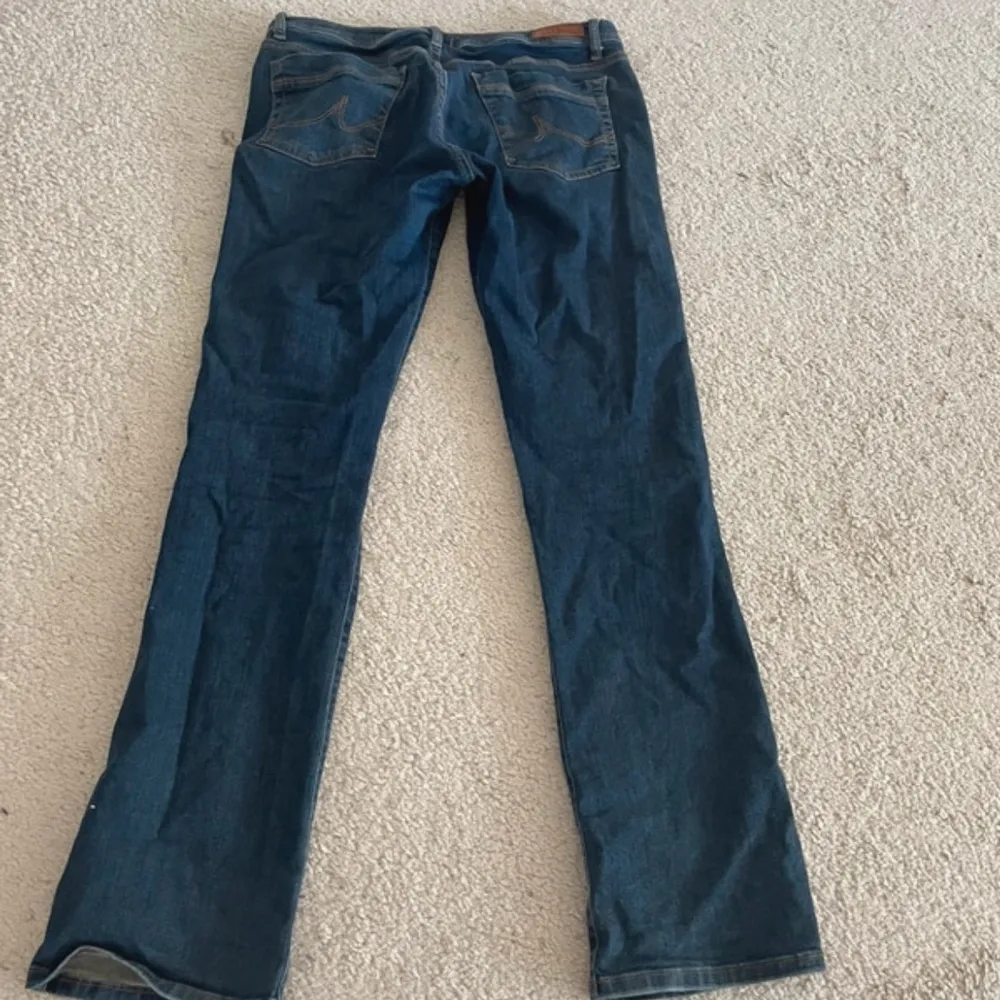 Säljer dom här snygga Ltb jeansen, Förra ägaren klippte halen själv. Endast använt de 1 gang. Midjemätt: 44cm (rakt över) Innerbensmätt: 84cm. Jeans & Byxor.