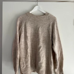 Stickad tröja från Pull&Bear - Tunn stickad tröja från Pull&Bear. Något oversized. Ballongliknande ärmar. Endast använd en gång. Köptes för 399. Skriv om du vill ha fler bilder eller undrar något. 